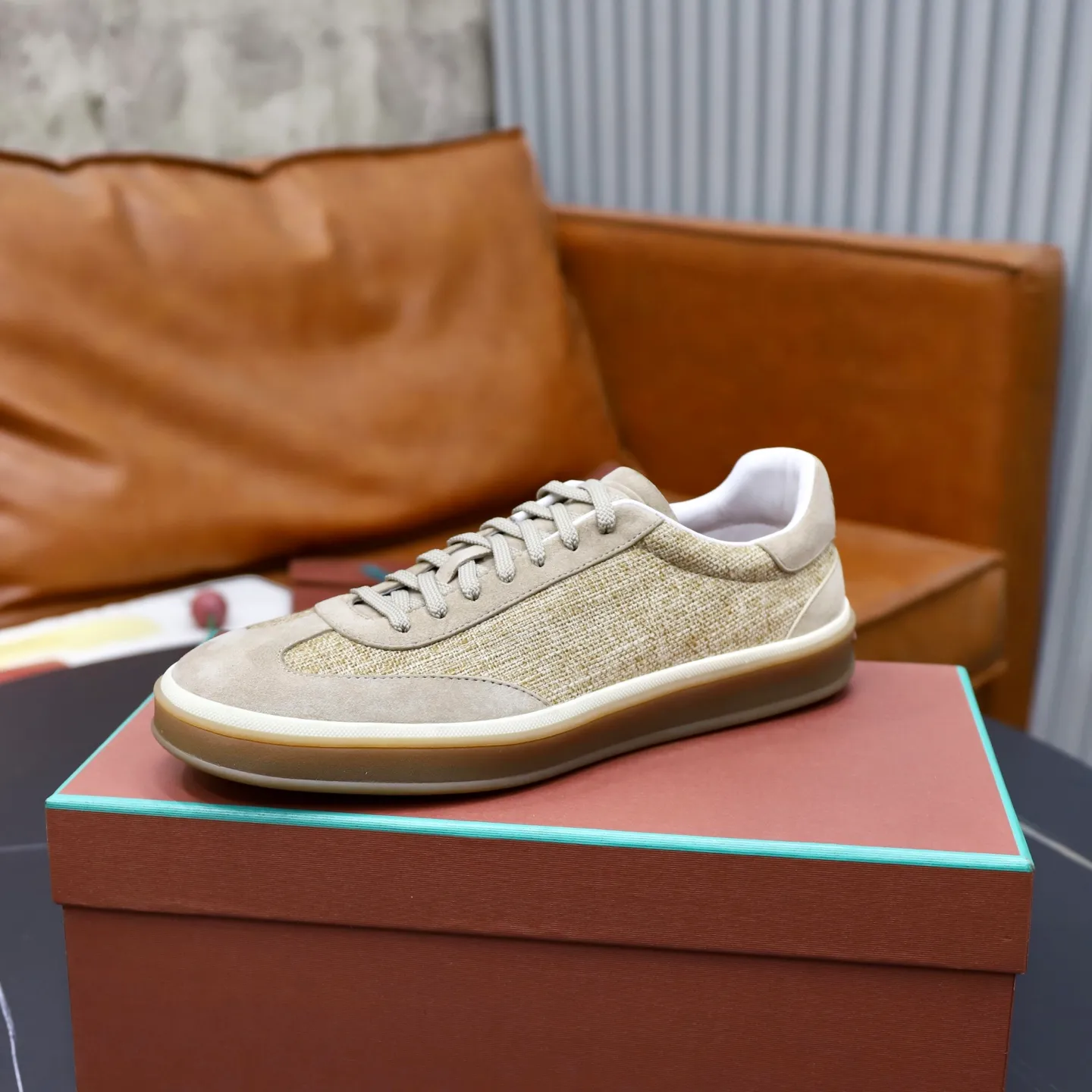 Ex-factory price: 540💰Loro Riana men’s moral training sneakers! Made from high-quality materials and designed in a low-cut silhouette, it offers an elegant and stylish look that's suitable for year-round wear. The unique double-layer sole aesthetic design, caramel cup-shaped outsole is decorated with off-white rubber trim, creating an attractive color combination. Pair with tailored pieces or jeans for a sophisticated yet casual look. The heel is decorated with soft cow leather tongue with Kummel color inserts and cotton laces with embossed LP logo. Upper: cow split suede stitching knitted fabric. Lining: original thickened soft sheepskin. Size: 38-39-40-41-42-43-44 (customized in 45.46)